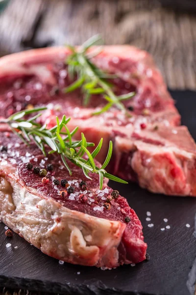 Sığır eti çiğ biftek. Tuz karabiber ve gül ham taze T-bone biftek