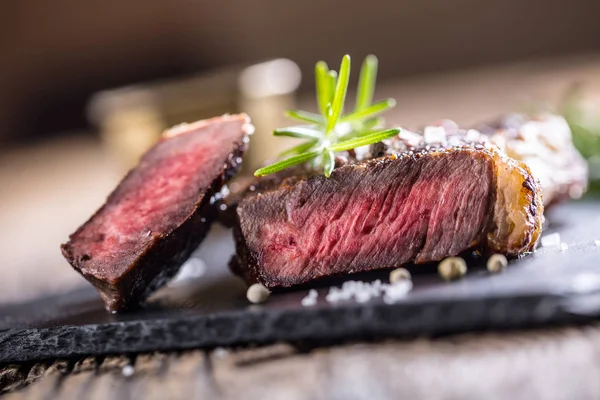 Grill saftige Rindfleisch-T-Bone-Steak mit Salz Pfeffer und Rosmarin — Stockfoto