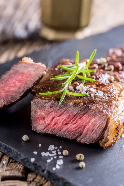 Grill sappige rundvlees T-bone steak met zout peper en rozemarijn — Stockfoto