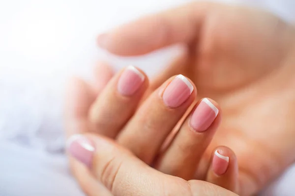Unhas. Bela mão feminina com manicure de design de unhas coloridas — Fotografia de Stock