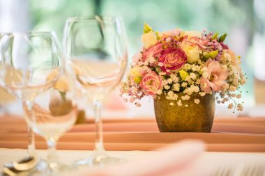 Sofra düğün. Güzel masa çiçek ve bazı Festival olay, parti ya da düğün için cam bardak ile ayarla