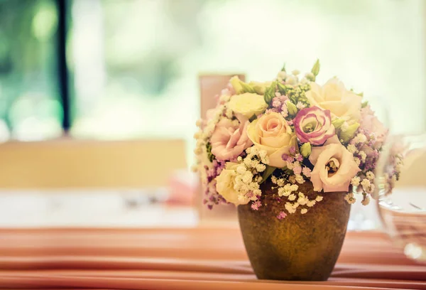 Накрытие свадебного стола. Красивый стол с цветами и стеклянными чашками для праздничного мероприятия, вечеринки или свадебного приема — стоковое фото