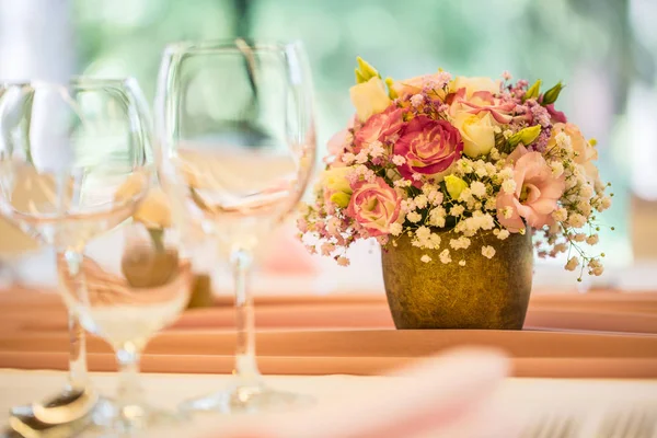 Cenário da mesa de casamento. Linda mesa com flores e copos de vidro para algum evento festivo, festa ou recepção de casamento — Fotografia de Stock