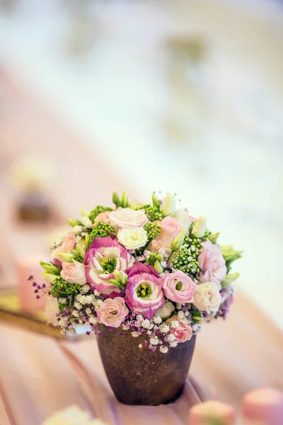 Накрытие свадебного стола. Красивый стол с цветами и стеклянными чашками для праздничного мероприятия, вечеринки или свадебного приема — стоковое фото