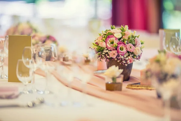 Cenário da mesa de casamento. Linda mesa com flores e copos de vidro para algum evento festivo, festa ou recepção de casamento — Fotografia de Stock