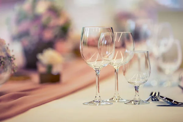 Cenário da mesa de casamento. Linda mesa com flores e copos de vidro para algum evento festivo, festa ou recepção de casamento — Fotografia de Stock