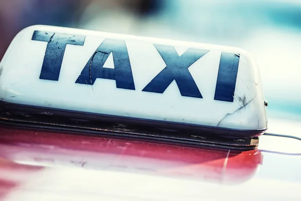Taxi coche esperando pasajeros en la ciudad.Taxi luz en la cabina del coche listo para transportar a los pasajeros — Foto de Stock