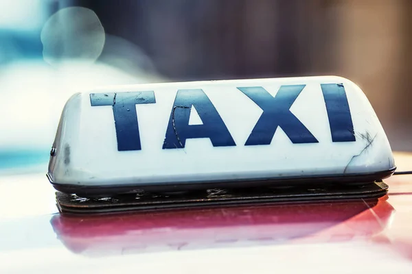 Taxi coche esperando pasajeros en la ciudad.Taxi luz en la cabina del coche listo para transportar a los pasajeros — Foto de Stock