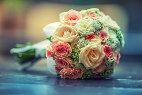 Свадебный букет. Свадебный букет с розами на столе — стоковое фото