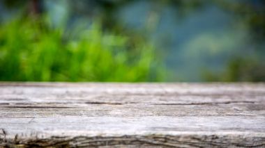 Arka bahçede ile boş ahşap masa