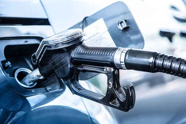 Staţia de benzină. Pomparea motorinei sau benzinei pe benzinărie — Fotografie, imagine de stoc