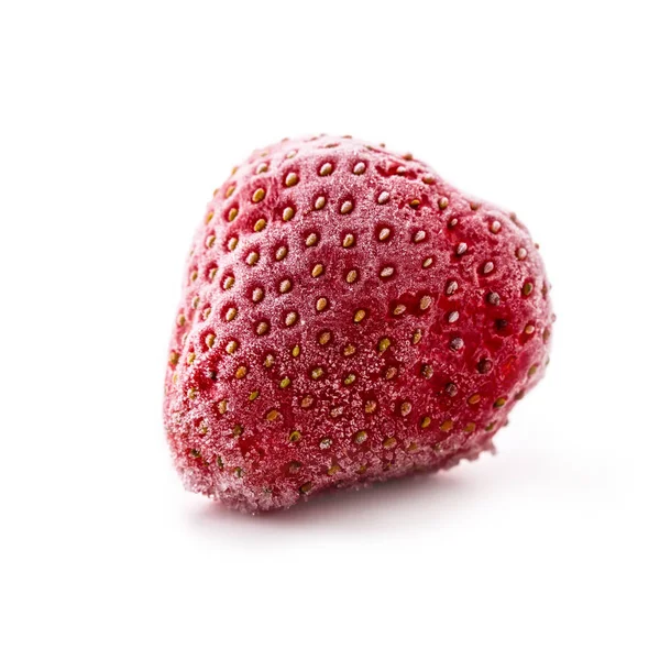 Erdbeere. gefrorene Erdbeere isoliert auf weißem Hintergrund — Stockfoto