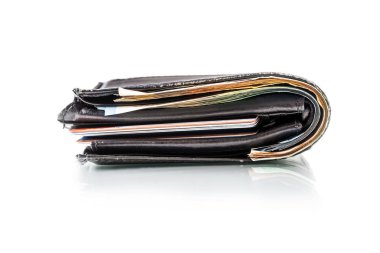 M-cüzdan para ve kredi kartları beyaz ayna yansıması ile izole dolu