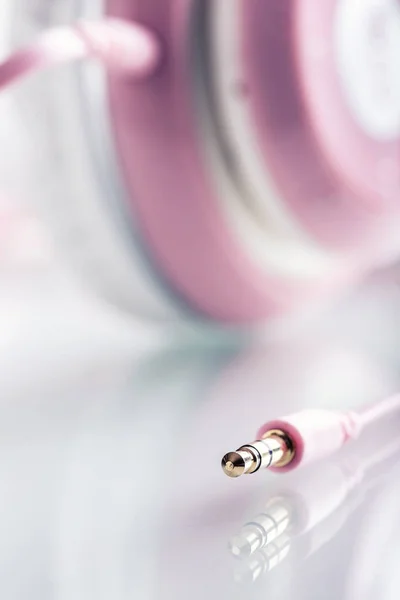 Auscultadores. Headphones rosa com conector jack - espelho refletir — Fotografia de Stock