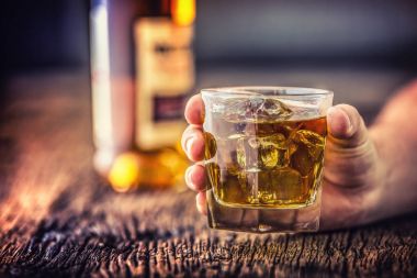 Alcoholism.Hand alkolik ve öz viski konyak veya konyak içmek