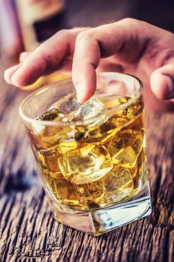 Alcoholism.Hand alkolik ve öz viski konyak veya konyak içmek