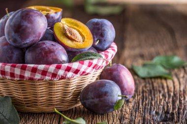 Erik. Tahtası ahşap veya beton bir kapta taze sulu Erik