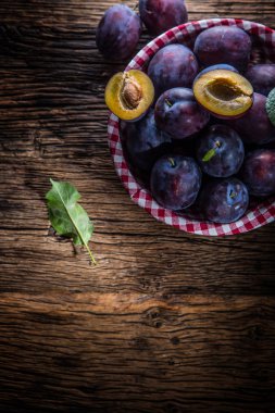 Erik. Tahtası ahşap veya beton bir kapta taze sulu Erik
