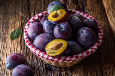 Erik. Tahtası ahşap veya beton bir kapta taze sulu Erik