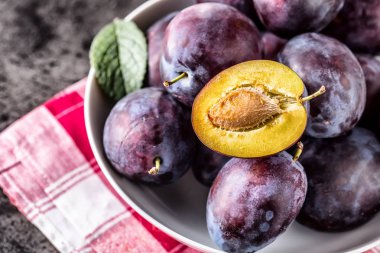 Erik. Tahtası ahşap veya beton bir kapta taze sulu Erik