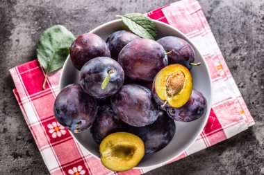 Erik. Tahtası ahşap veya beton bir kapta taze sulu Erik