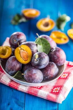 Erik. Tahtası ahşap veya beton bir kapta taze sulu Erik