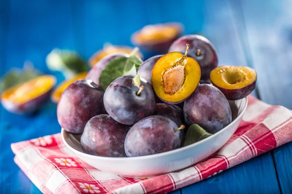 Erik. Tahtası ahşap veya beton bir kapta taze sulu Erik