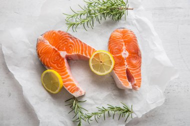 Somon balığı. Çiğ somon steak biberiye limon tuz ve biber ile