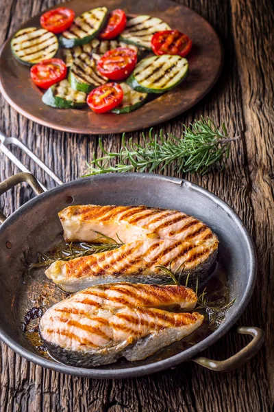 Salmon. Grilled fish salmon. Grilled  salmon steak in roasted pan on rusticc wooden table — Stock Photo, Image