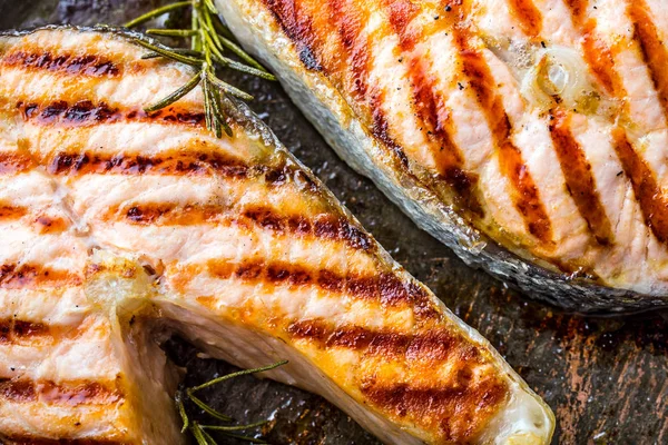 Lax. Grillad fisk som lax. Grillad lax biff i rostad pan på rusticc träbord — Stockfoto