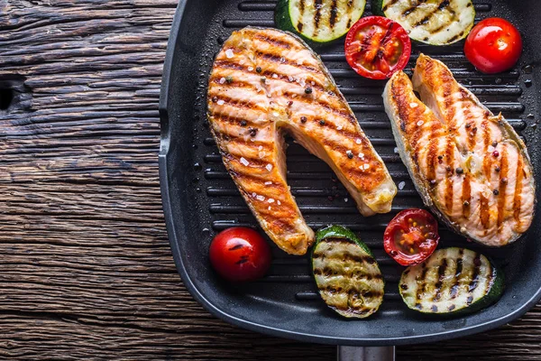 Zalm. Gegrilde vis zalm. Gegrilde zalm steak in grill pan op rustieke houten tafel — Stockfoto