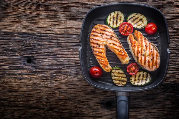 Zalm. Gegrilde vis zalm. Gegrilde zalm steak in grill pan op rustieke houten tafel — Stockfoto