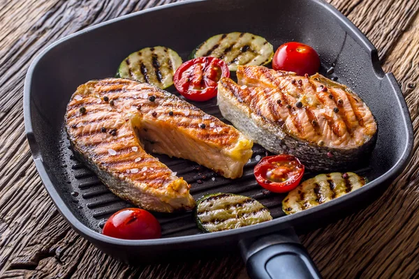 Zalm. Gegrilde vis zalm. Gegrilde zalm steak in grill pan op rustieke houten tafel — Stockfoto