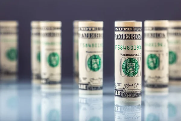 Dolar. Amerikan Doları banknot farklı pozisyonlarda haddelenmiş — Stok fotoğraf