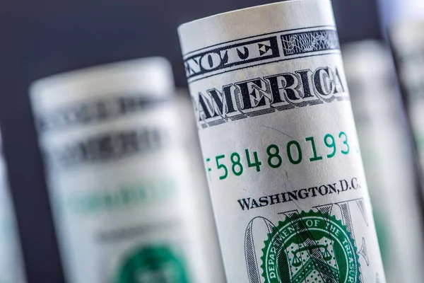 Доллар. Банкноты американского доллара, разбросанные по разным позициям — стоковое фото