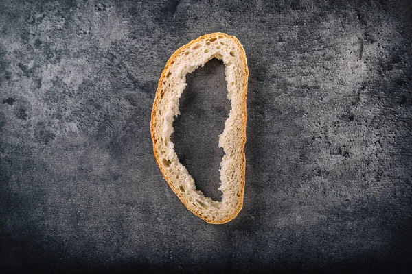 콘크리트 보드에 빵의 표면입니다. 몸매 이미지 — 스톡 사진