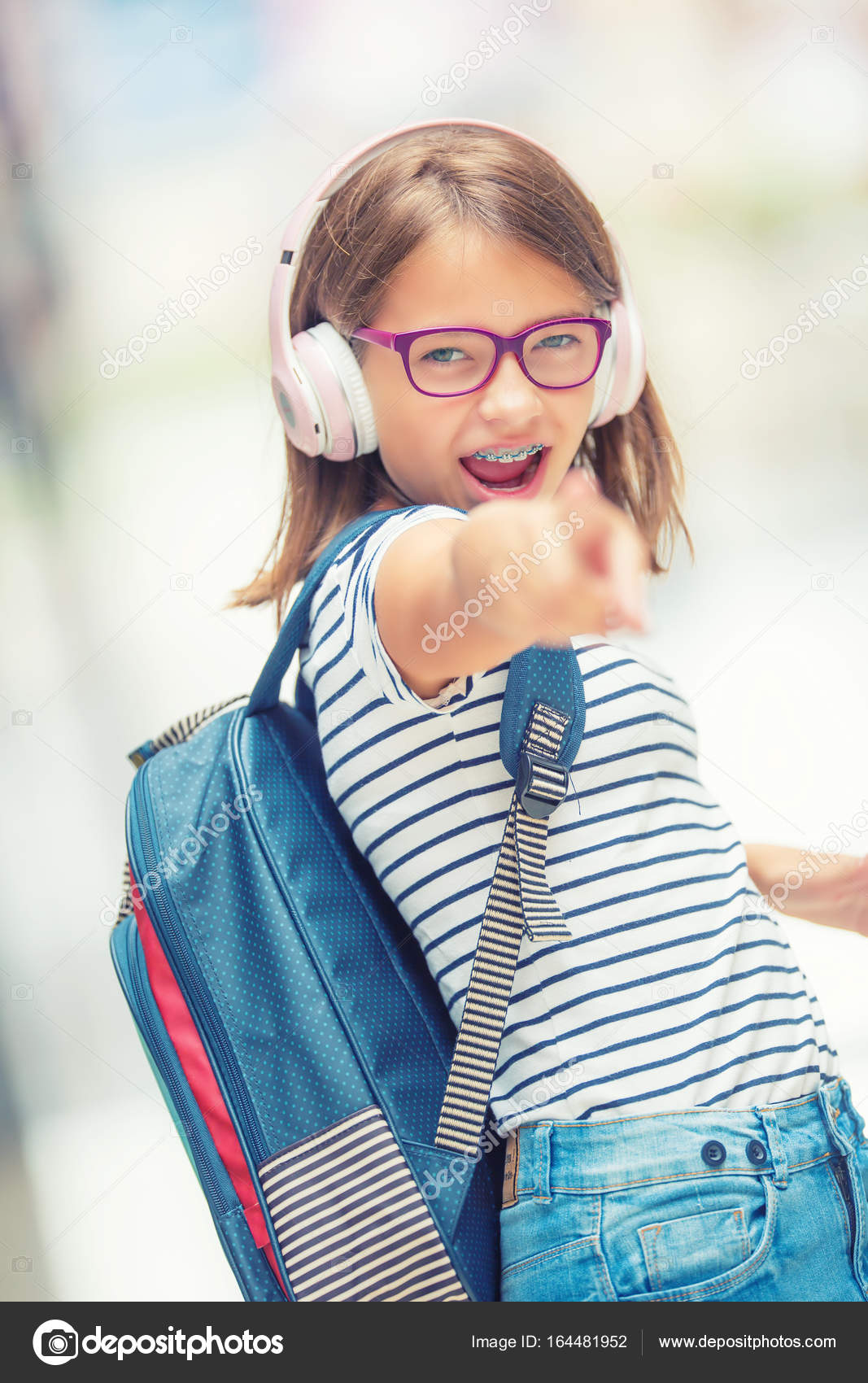 Skolepige med taske, Portræt af glade teenage skole taske rygsæk hovedtelefoner og tablet. Pige med tandbøjle og briller — Stock-foto © weyo #164481952