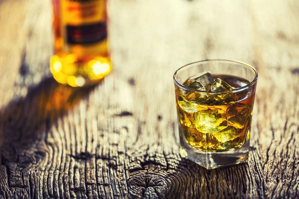 Viski. Viski içecek eski rustik meşe masada buz küpleri ile — Stok fotoğraf