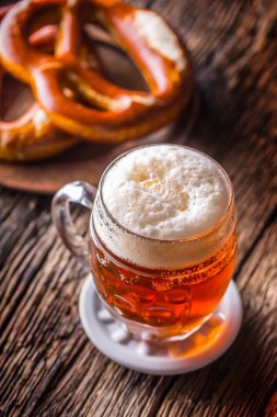 Bira ve Oktoberfest. Taslak bira simit ve mavi kareli masa örtüsü olarak Bavyera Festivali için geleneksel ürünleri oktoberfest