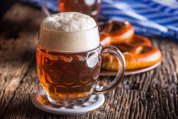 Bira ve Oktoberfest. Taslak bira simit ve mavi kareli masa örtüsü olarak Bavyera Festivali için geleneksel ürünleri oktoberfest — Stok fotoğraf