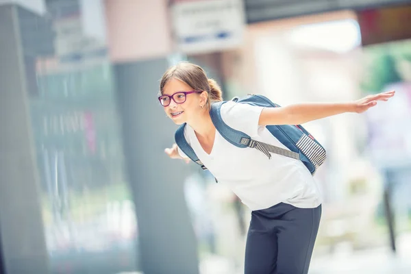 女子高生バッグ、バックパックします。バッグ バックパックでモダンな幸せな十代の学校の女の子の肖像画。歯ブレースとメガネ少女 — ストック写真