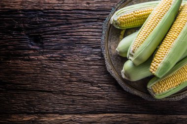 Mısır. Eski rustik meşe masada taze Mısır
