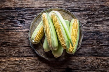 Mısır. Eski rustik meşe masada taze Mısır