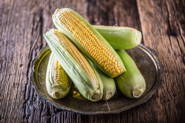 Mısır. Eski rustik meşe masada taze Mısır