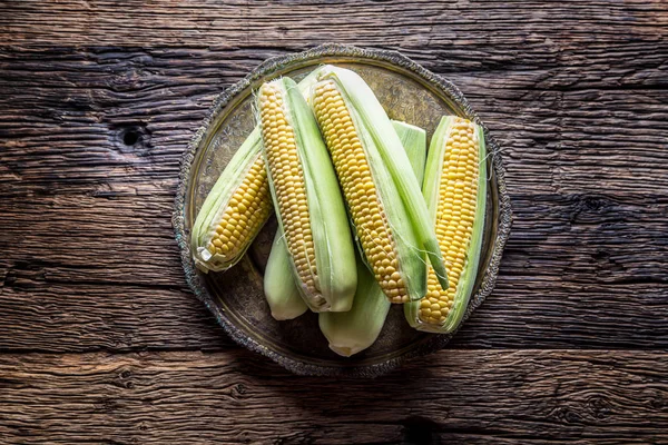 Mısır. Eski rustik meşe masada taze Mısır