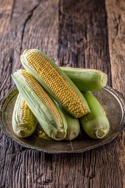 Mısır. Eski rustik meşe masada taze Mısır