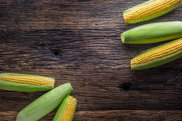 Mısır. Eski rustik meşe masada taze Mısır