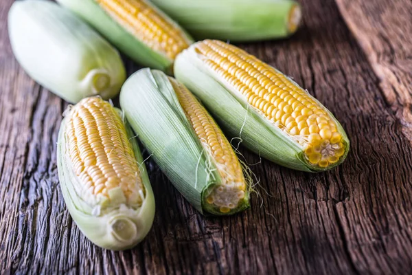 Mısır. Eski rustik meşe masada taze Mısır