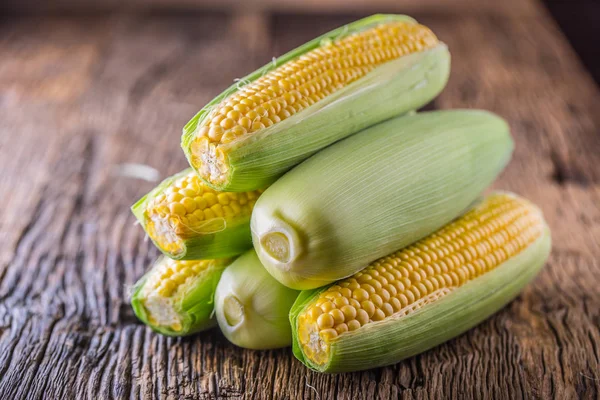 Mısır. Eski rustik meşe masada taze Mısır