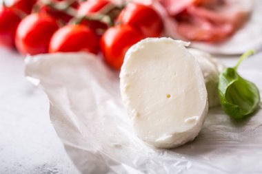 Mozzarella peynir zeytin zeytinyağı domates prosciutto fesleğen yaprağı - malzemeler İtalyan ya da Akdeniz mutfağı